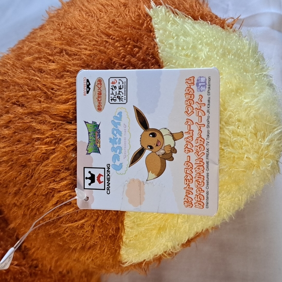 Pokemon - Large Fluffy Winking Eevee Plushie from Japan - Picture 3 of 3